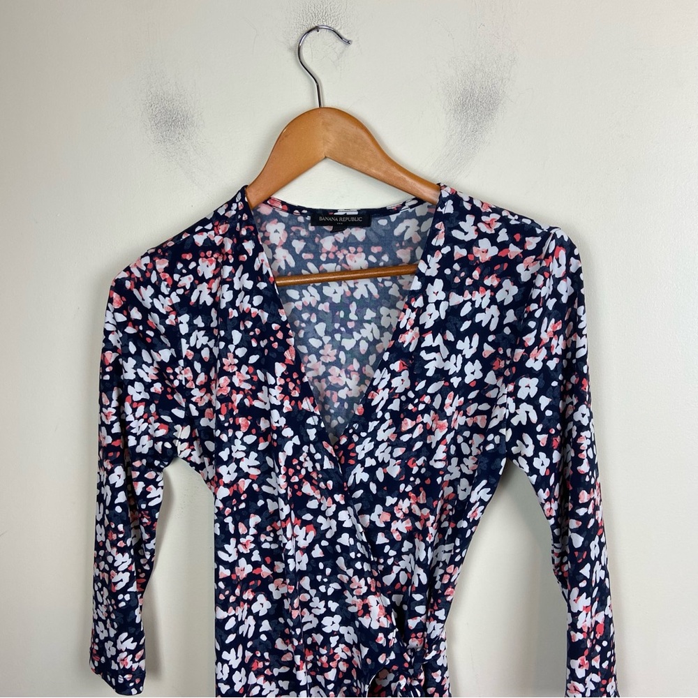 Banana Republic Blue White Pink Abstract Print Wrap‎ Dress Size XS Office - Picture 2 of 9